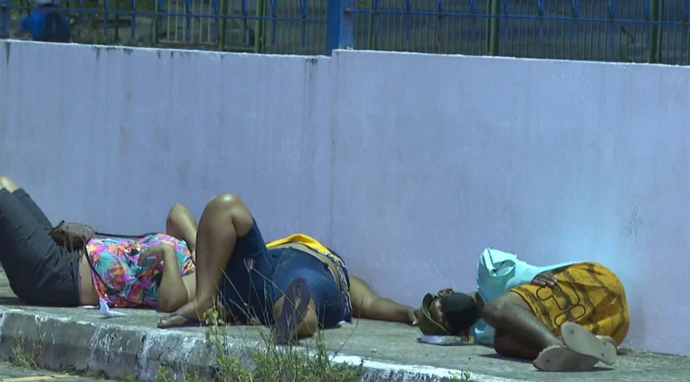 Com gripário e UPAs lotados, pacientes esperam atendimento deitados em bancos e no chão — Foto: Reprodução/TV Bahia