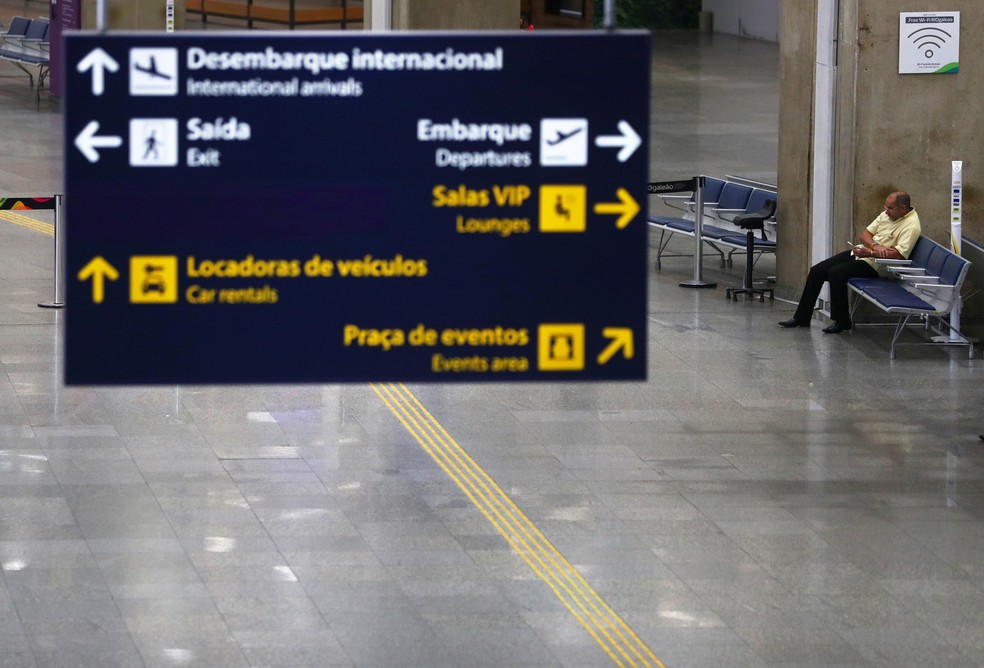 Foto de 1º de abril mostra placas de sinalização no Aeroporto Internacional do Galeão, no Rio de Janeiro, depois que voos foram cancelados por causa da pandemia de Covid-19. — Foto: Pilar Olivares/Reuters