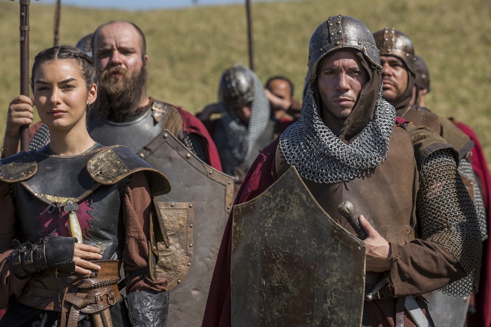 Selena pretende acabar com a vida de Otávio caso ele realmente tenha mandado sua mãe para a fogueira (Foto: Artur Meninea/Gshow)