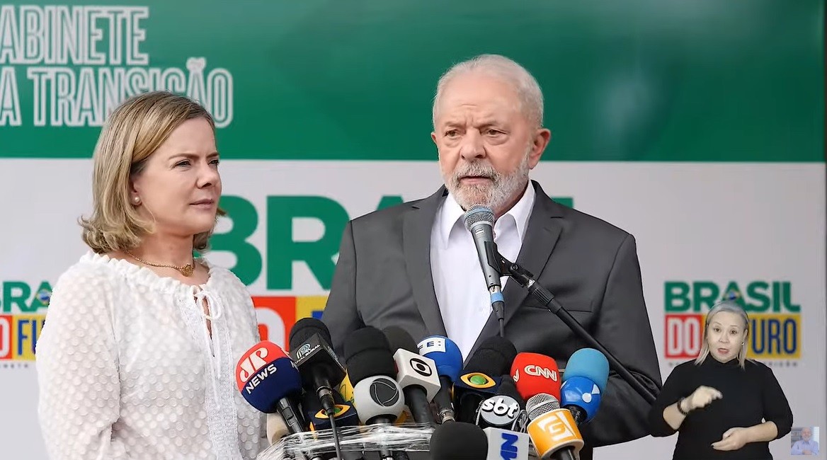 Lula diz que Gleisi não será ministra e que só anuncia equipe após ser diplomado pelo TSE