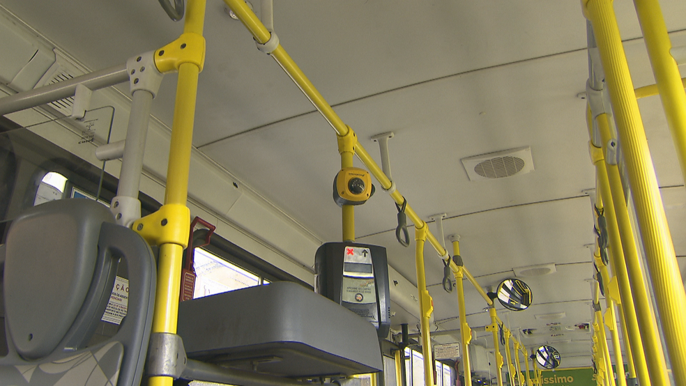 Câmera acima do sistema de bilhetagem registra biometria em ônibus do DF — Foto: TV Globo/Reprodução