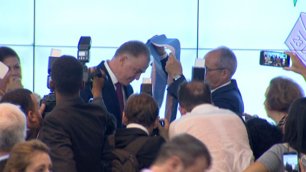 Momento da passagem de faixa, de Hartung para Casagrande — Foto: Fabrício Christ/TV Gazeta