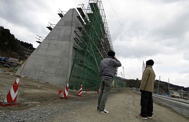 muralha é feita de cimento e formada por uma cadeia de paredes menores e blocos que facilitam a construção. (Foto: AP)