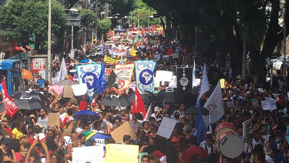 Salvador, às 11h: caminhada começou por volta das 10h40 — Foto: Maiana Belo/G1 Bahia