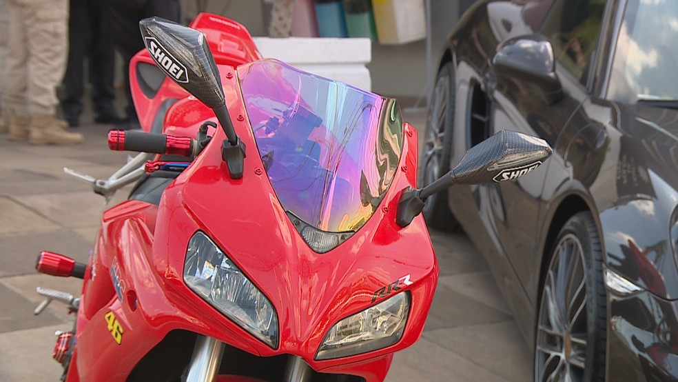 Motocicletas e carros de luxo foram apreendidos durante operação no RS — Foto: Reprodução/RBS TV