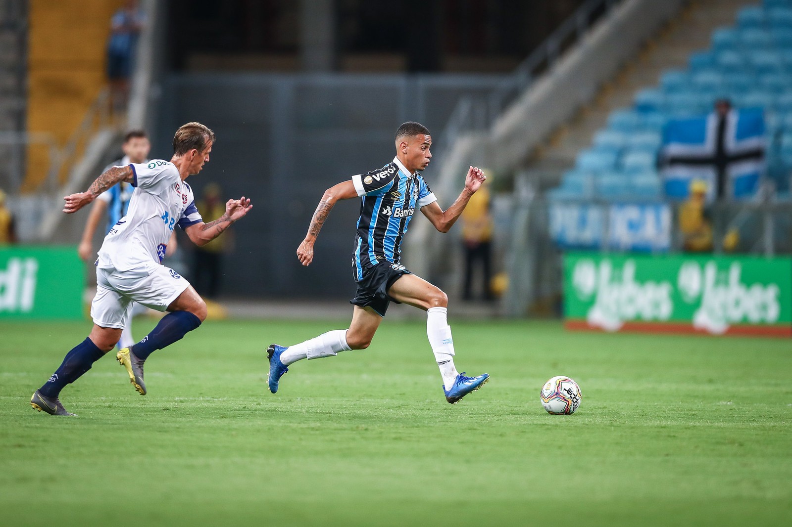 Renato defende Patrick e elogia o jovem: Marca muito bem