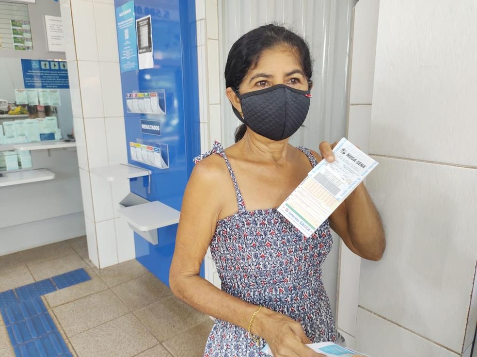 Luzanira Ribeiro Cavalcante fez seis apostas para a Mega, em Porto Velho — Foto: André Felipe/Rede Amazônica