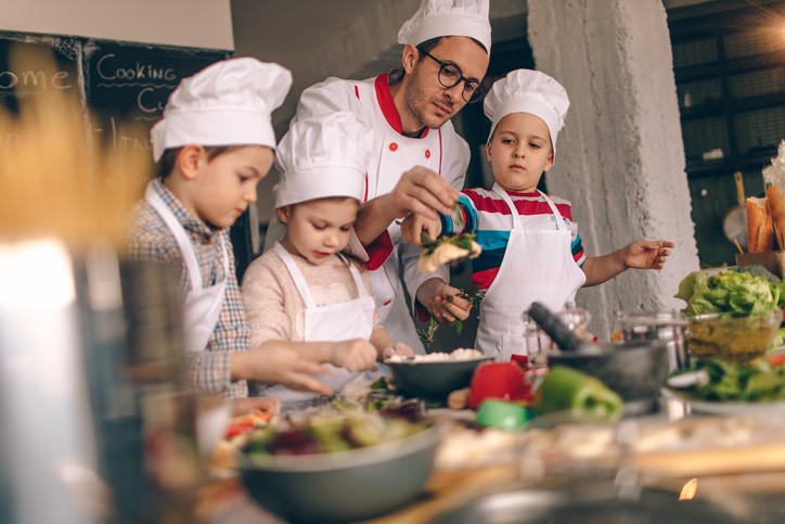 Criar o dia do pequeno chef pode atrair famílias com filhos pequenos (Foto: Getty Images)