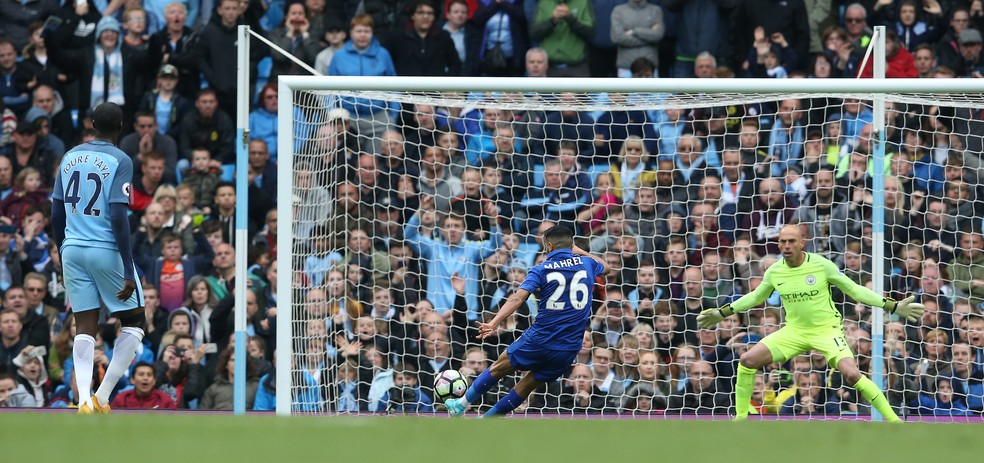 Mahrez desperdiçou pênalti pelo Leicester em 2017, contra o Manchester City — Foto: Stephen White - CameraSport via Getty Images