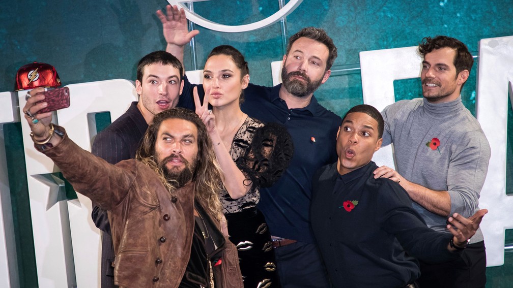 Ezra Miller, Gal Gadot, Jason Momoa, Ben Affleck, Henry Cavill e Ray Fisher, o elenco de 'Liga da Justiça' em evento de divulgação do filme (Foto: Vianney Le Caer/Invision/AP)