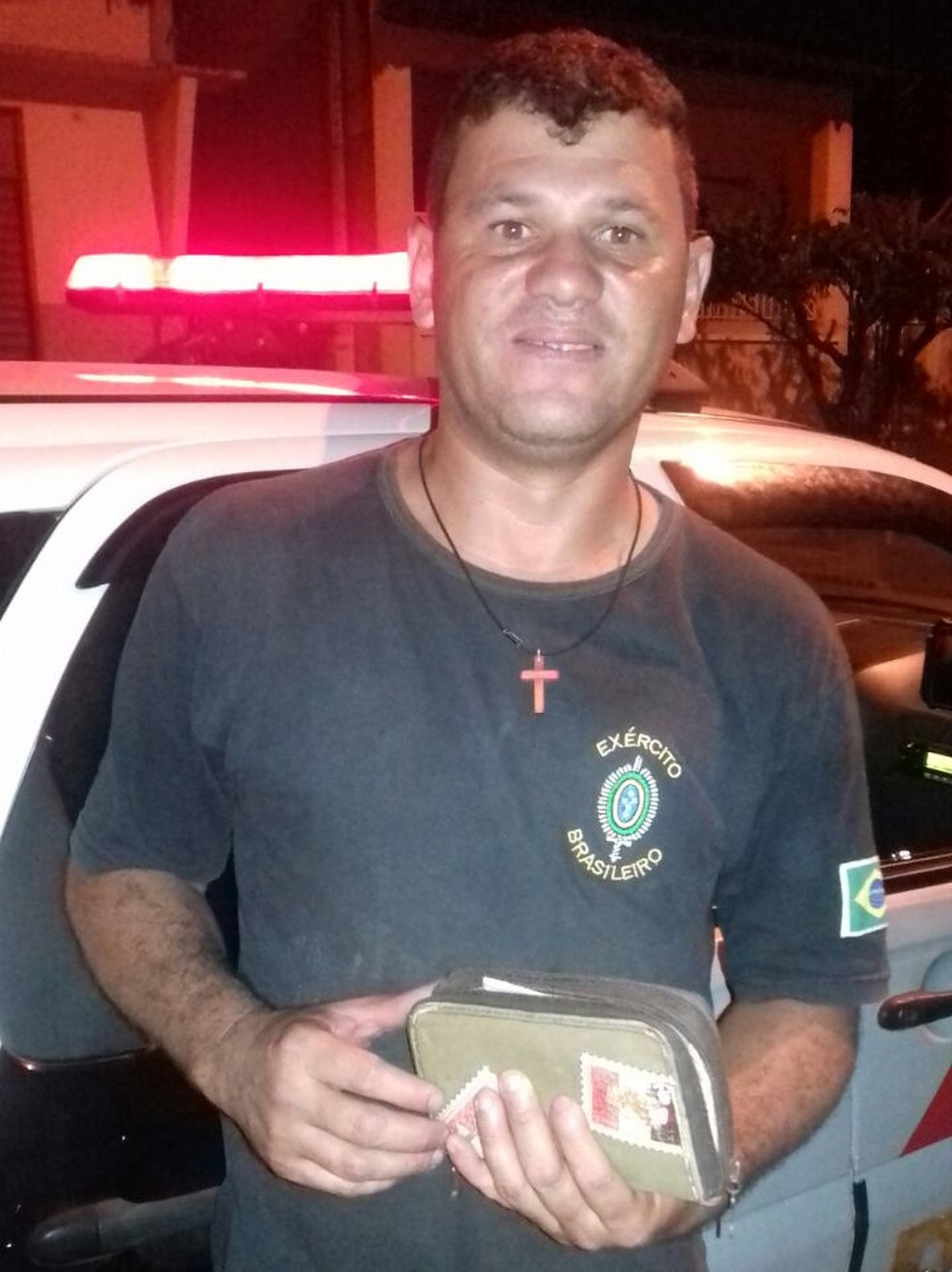 Catador de recicláveis Ronaldo Souza Santos pediu ajuda da PM para devolver carteira para a dona (Foto: Polícia Militar / Divulgação)