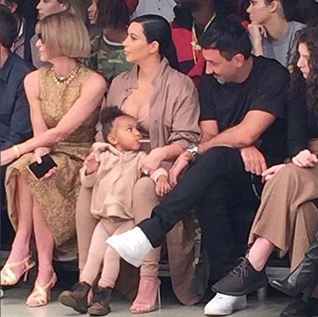 Riccardo Tisci, Anna Wintour e Lorde sentaram com Kim e North na primeira fila da apresentação de Kanye West (Foto: Reprodução/Instagram)