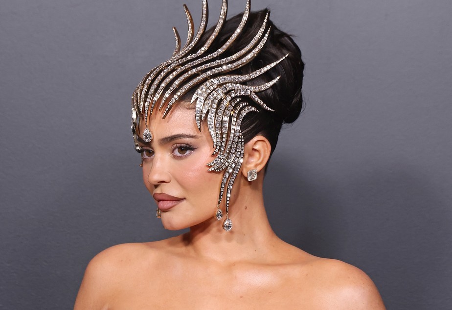 Kylie Jenner com coroa de diamantes