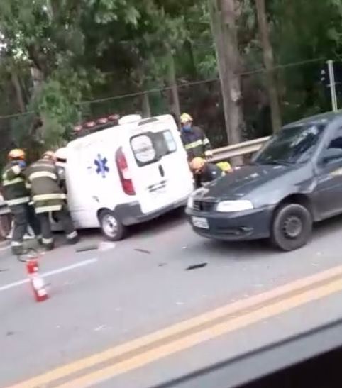 Acidente entre ambulância e carros interdita rodovia em São Roque