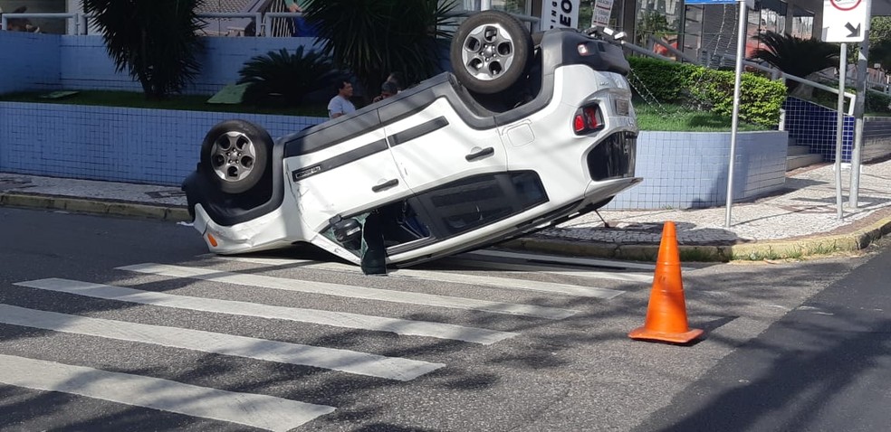 Um carro capotou após colidir com outro no cruzamento entre a Avenida Dom Luís e a Rua Barbosa de Freitas. no Bairro Aldeota — Foto: Leàbem Monteiro / SVM