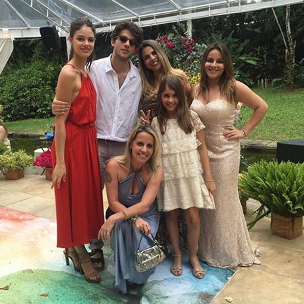 Laura Neiva e Chay Suede posam convidados da festa (Foto: Reprodução/Instagram)