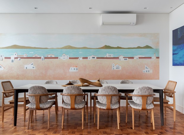 Na ampla sala de jantar, pintura feita na parede é o grande destaque. Mesa de jantar Jader almeira, cadeiras Omar e poltronas da cabeceira Oscar (Foto: Rafael Renzo / Divulgação)