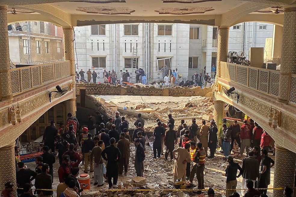 Explosão deixa mortos e feridos em mesquita em Peshawar, no Paquistão — Foto: Maaz ALI / AFP