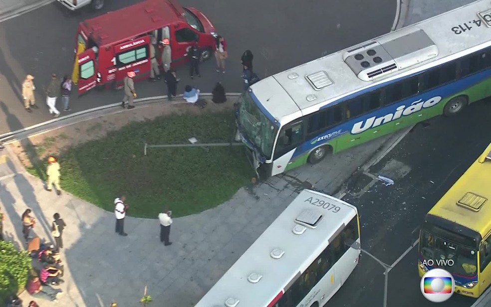 Ônibus subiu a calçada e derrubou poste em frente à Cidade do Samba (Foto: Reprodução / TV Globo)
