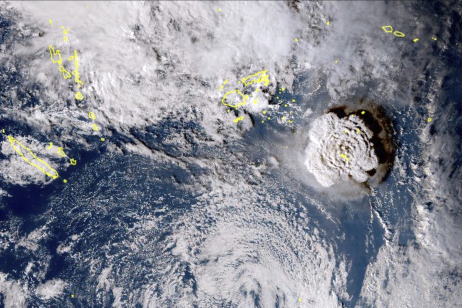 Nesta imagem de satélite, tirada pelo satélite Himawari-8 do Japão e distribuída pela agência meteorológica do país, um vulcão submarino entra em erupção perto de Tonga, no Oceano Pacífico, em 15 de janeiro de 2022.