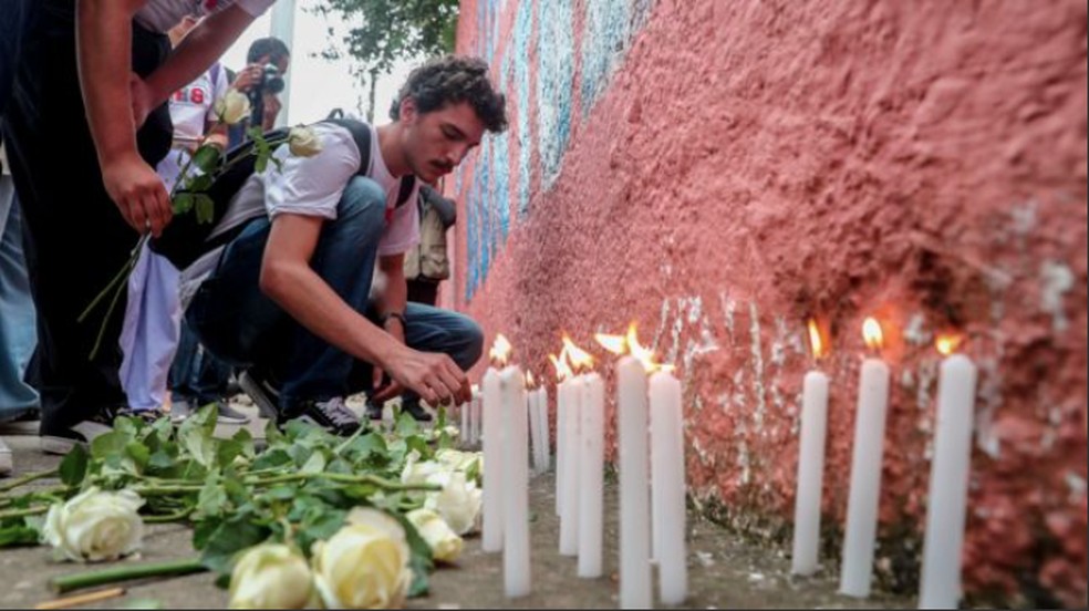 Vigília foi organizada em frente a escola em São Paulo onde professora foi morta — Foto: EPA/BBC