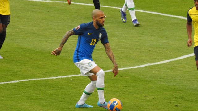 Daniel Alves em ação durante Equador x Brasil