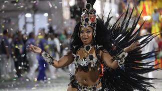 A surpreendente musa Escarlet Cristina durante o desfile do Paraíso do Tuiuti 