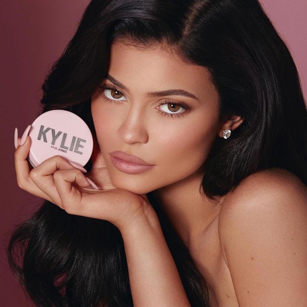 Kylie é a pessoa mais nova a se tornar bilionária com seu próprio empreendimento segundo a Forbes (Foto: Reproduçã Instagram @kyliecosmetics)