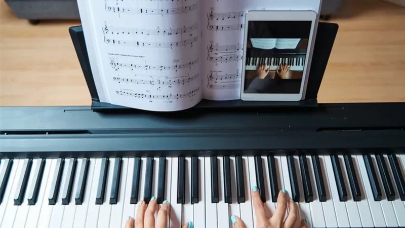 Ao aprender algo novo, como uma música no piano, é mais eficiente fazer pequenas pausas do que praticar sem parar até a exaustão, indicam estudos (Foto: Getty Images via BBC News)