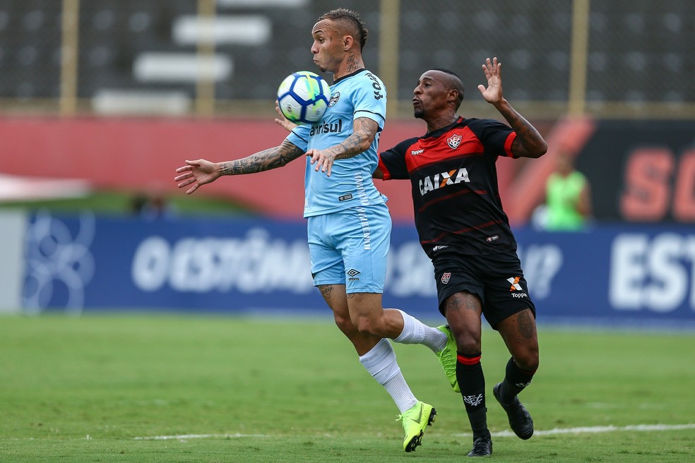 Everton acertou bola na trave contra o Vitória  — Foto: Lucas Uebel/Divulgação Grêmio