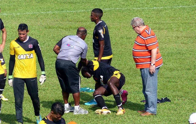 Jomar Vasco treino contusão Divino FC (Foto: André Casado) Jomar Vasco treino contusão Divino FC (Foto: André Casado)