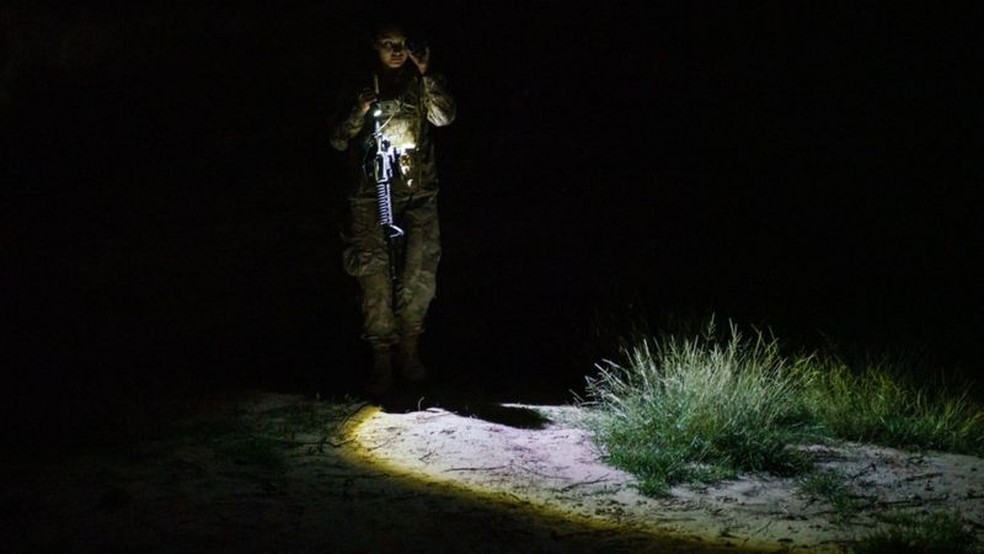 Agente do órgão americano de Alfândega e Controle de Fronteira patrulha área no Texas pela qual costumam passar imigrantes sem documentação — Foto: Paul Ratje/AFP via Getty Images