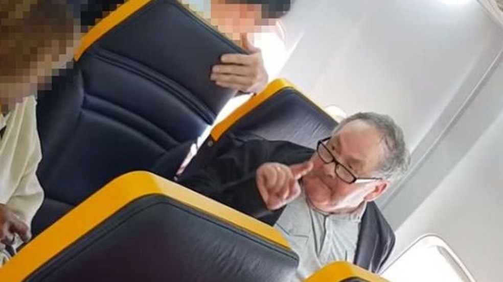 Insultos de passageiro contra idosa negra foram registrados em vÃ­deo por outras pessoas a bordo da aeronave â Foto: Facebook/David Lawrence/BBC