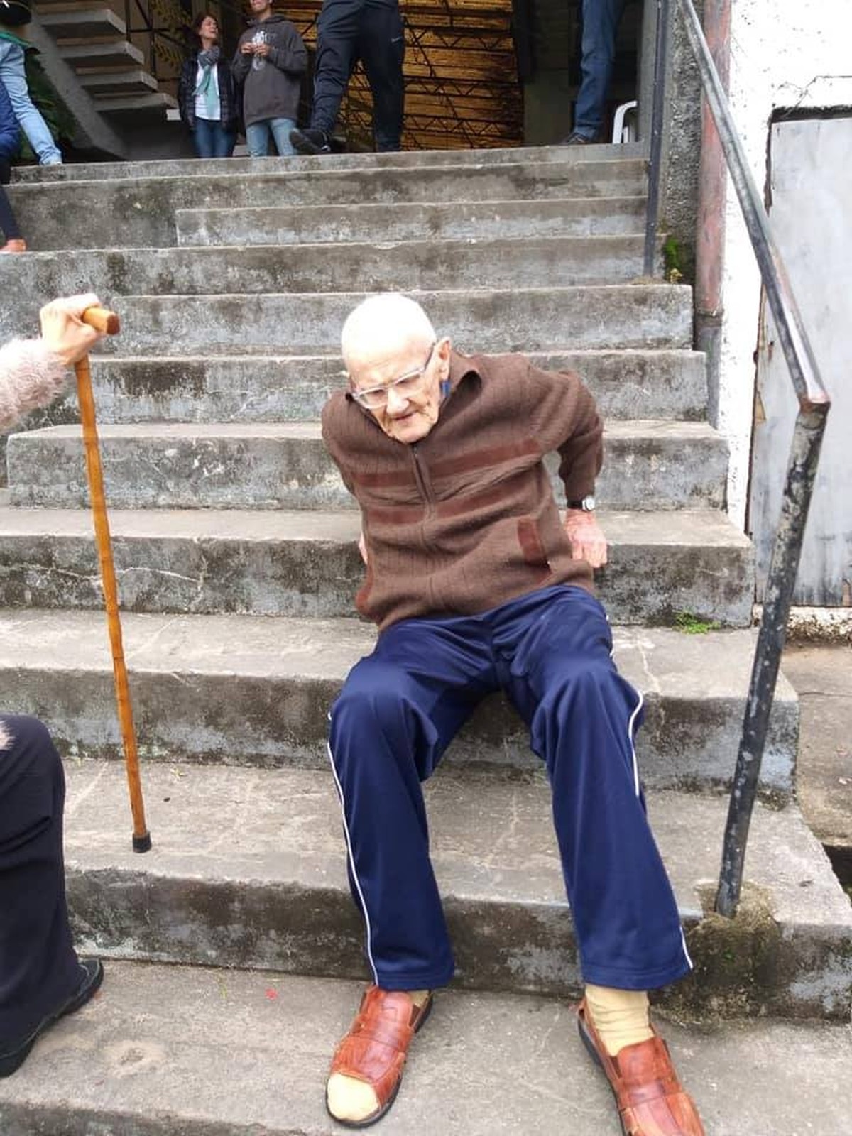 Um Homem De Massa 70 Kg Sobe Uma Escada