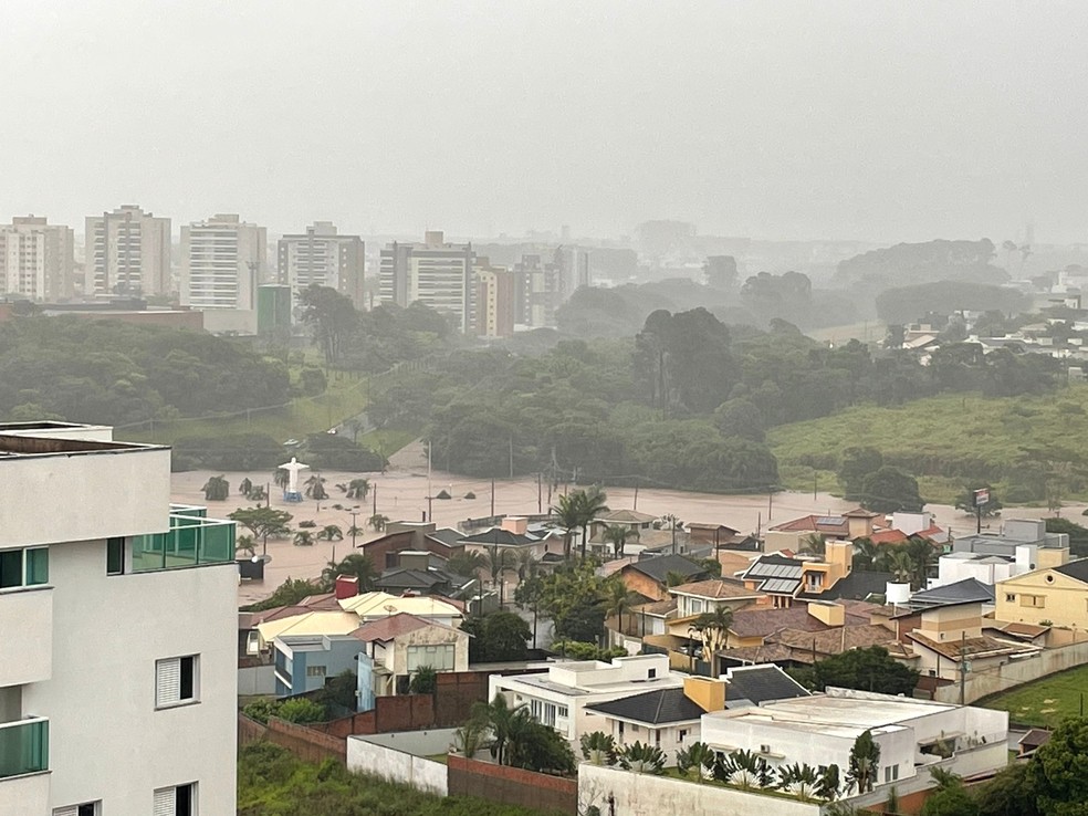 Região da Rotatória do Cristo fica alagada após chuva forte em São Carlos — Foto: Ana Marin/g1