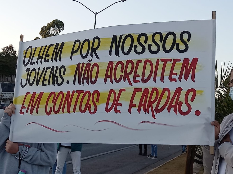'No acreditem em conto de fardas', diz faixa em protesto  Foto: Redes sociais