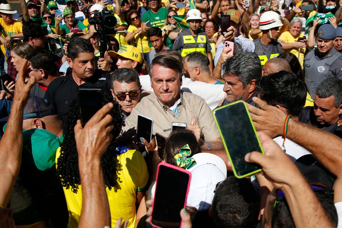 Bolsonaro investigado: entenda como funciona a per&iacute;cia de celulares apreendidos