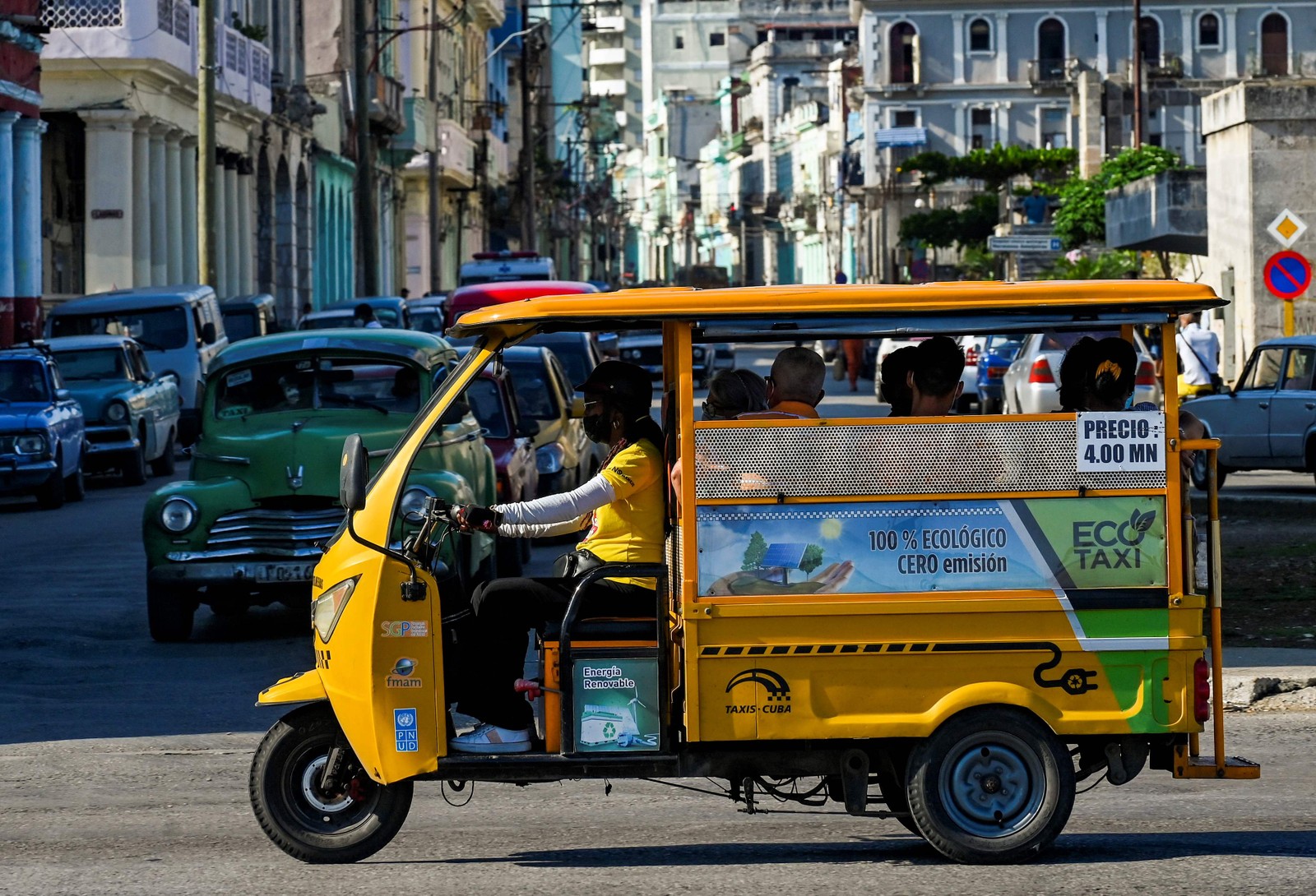 Um triciclo movido a energia elétrica nas ruas de Havana, Cuba — Foto: AFP