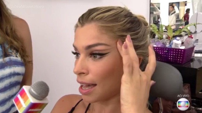 Grazi mostra maquiagem de Luciane (Foto: TV Globo)