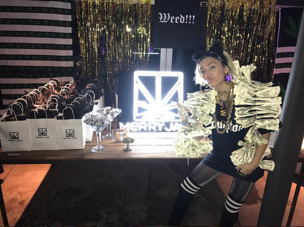 A cantora Miley Cyrus em uma festa temática sobre maconha (Foto: Instagram)