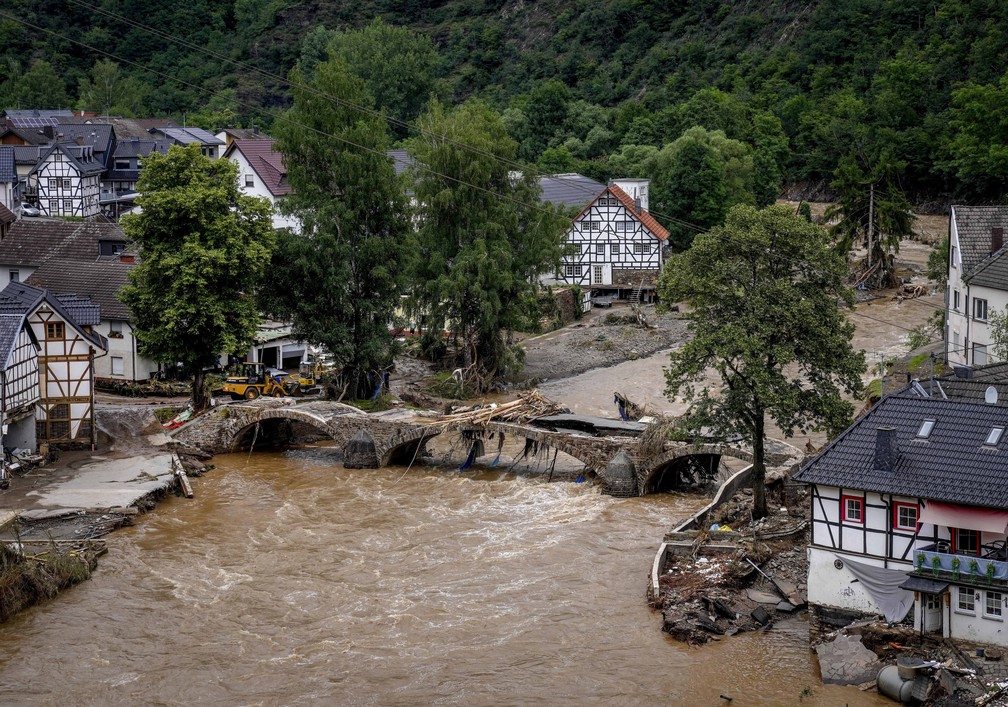 Ponte sobre o rio Ahr destruída pela força da água em Schuld, na Alemanha, em 15 de julho de 2021 — Foto: Michael Probst/AP