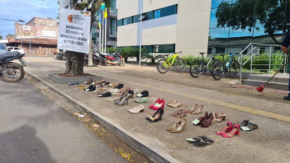 Sapatos representam vítimas de feminicídio em Rondônia — Foto: Armando Júnior/Rede Amazônica