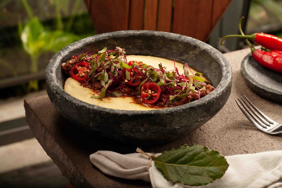 Receita de polenta com ragu de ossobuco é feita com muitos temperos, como açafrão, coentro, pimenta e salsão