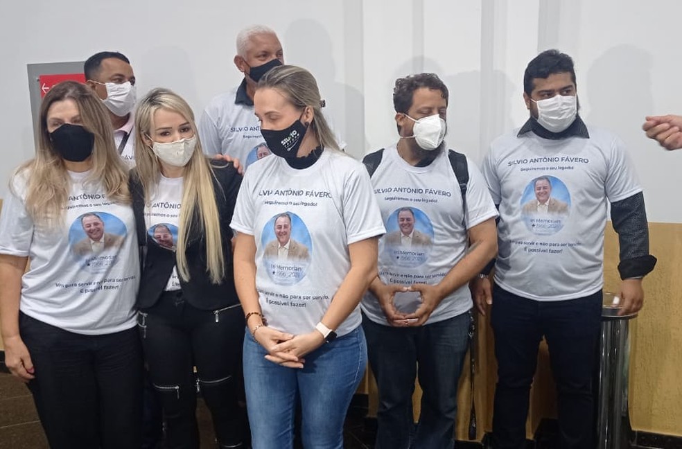 Família e amigos foram à Assembleia fazer homenagem ao deputado Silvio Fávero que morreu de Covid-19 em Cuiabá — Foto: Sérgio Gouveia/TV Centro América