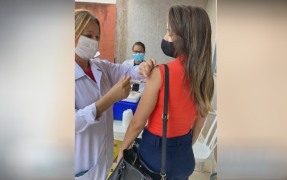 Dentista posta foto ao receber dose da vacina contra o coronavírus em Santa Helena de Goiás — Foto: Reprodução/TV Anhanguera