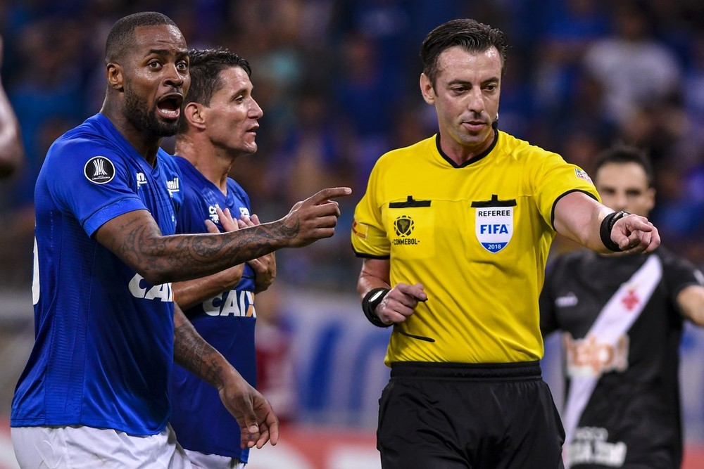 Cruzeiro vai ouvir DM para negociar tempo de novo contrato com zagueiro Dedé