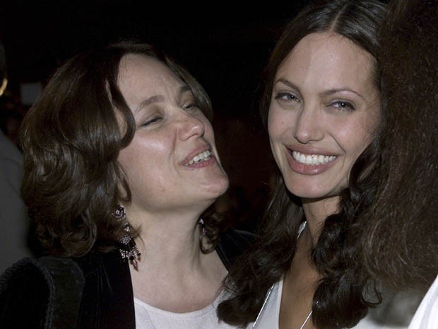 Angelina Jolie ao lado de sua mãe, Marcheline Bertrand, durante a pré-estreia do filme 'Pecado original', em julho de 2001, em Hollywood (Foto: REUTERS/Fred Prouser/Files)