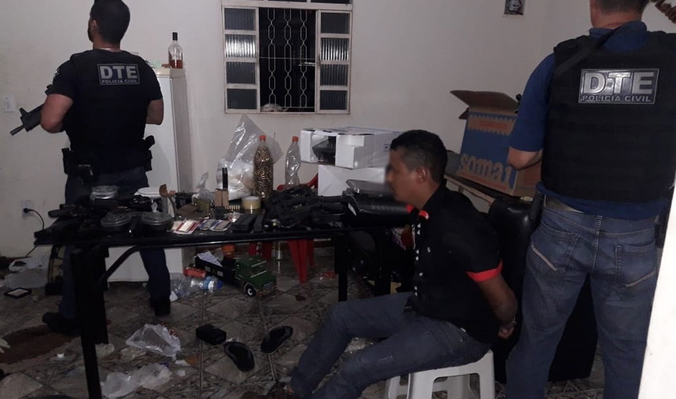 Homem foi preso em Vitória da Conquista após a polícia encontrar armas, munições e drogas em imóvel — Foto: Divulgação/SSP-BA