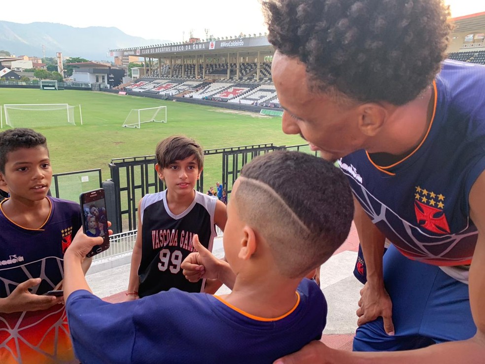 Lucas Mineiro posa para foto com torcedores — Foto: Bruno Giufrida