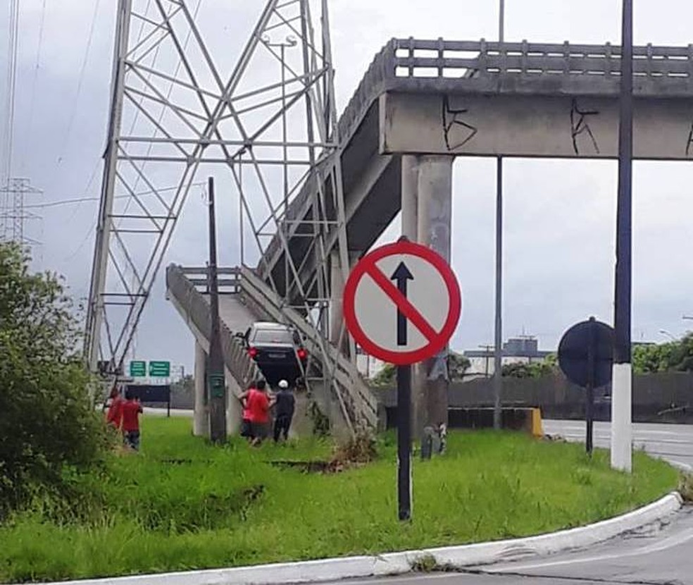 Motorista confundiu passarela de pedestres com viaduto em MongaguÃ¡, SP â€” Foto: ReproduÃ§Ã£o/Top Litoral